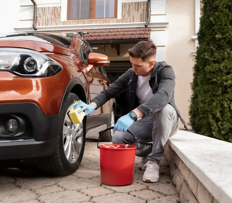 Lavage auto à domicile Vergéal : professionnel intervenant sur un véhicule